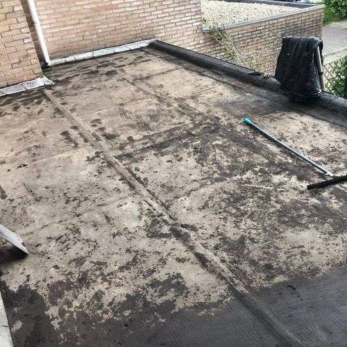 Schoonmaken van een plat dak in Capelle aan den IJssel Schoonmaken van een plat dak in Capelle aan den IJssel